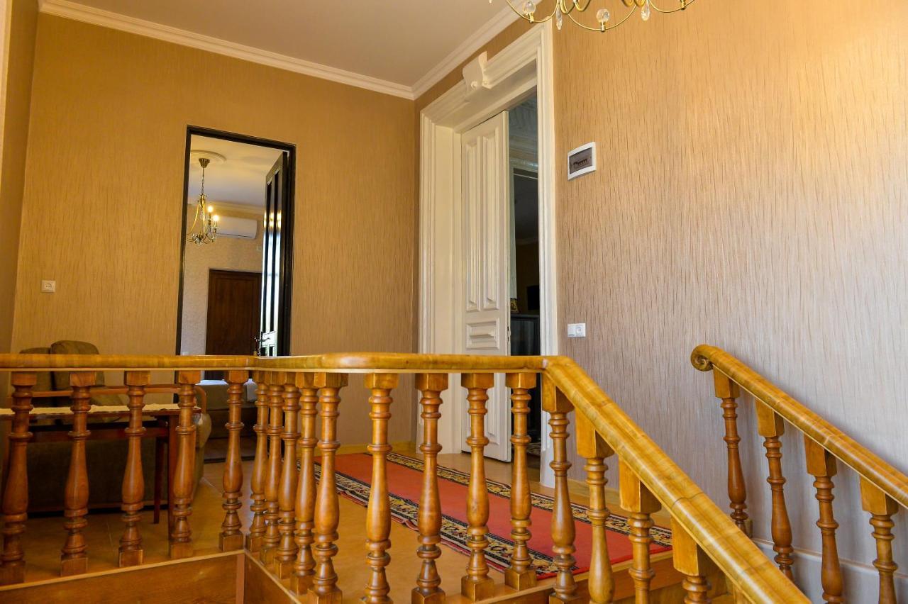 Gold Guest House Kutaisi Exteriör bild
