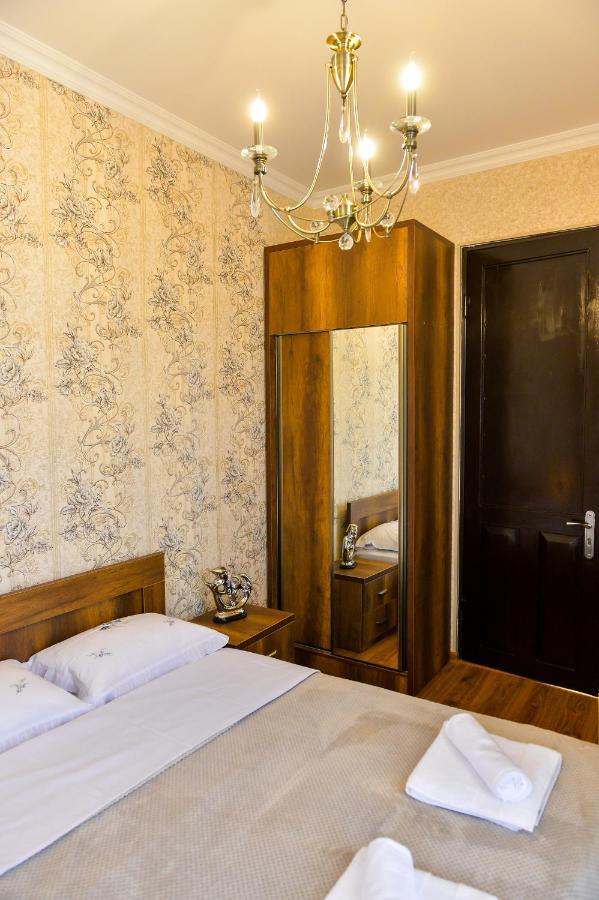 Gold Guest House Kutaisi Exteriör bild