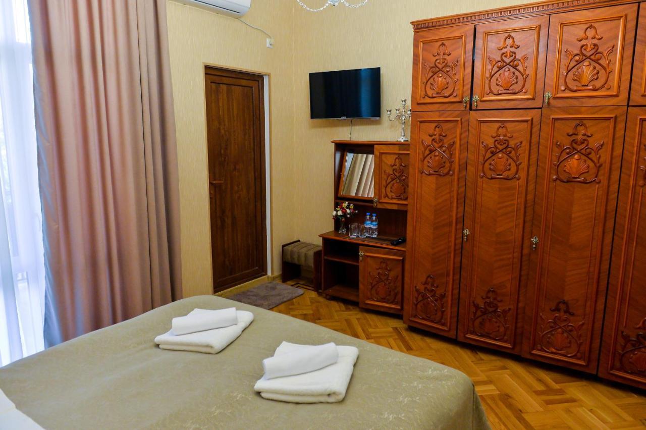 Gold Guest House Kutaisi Exteriör bild
