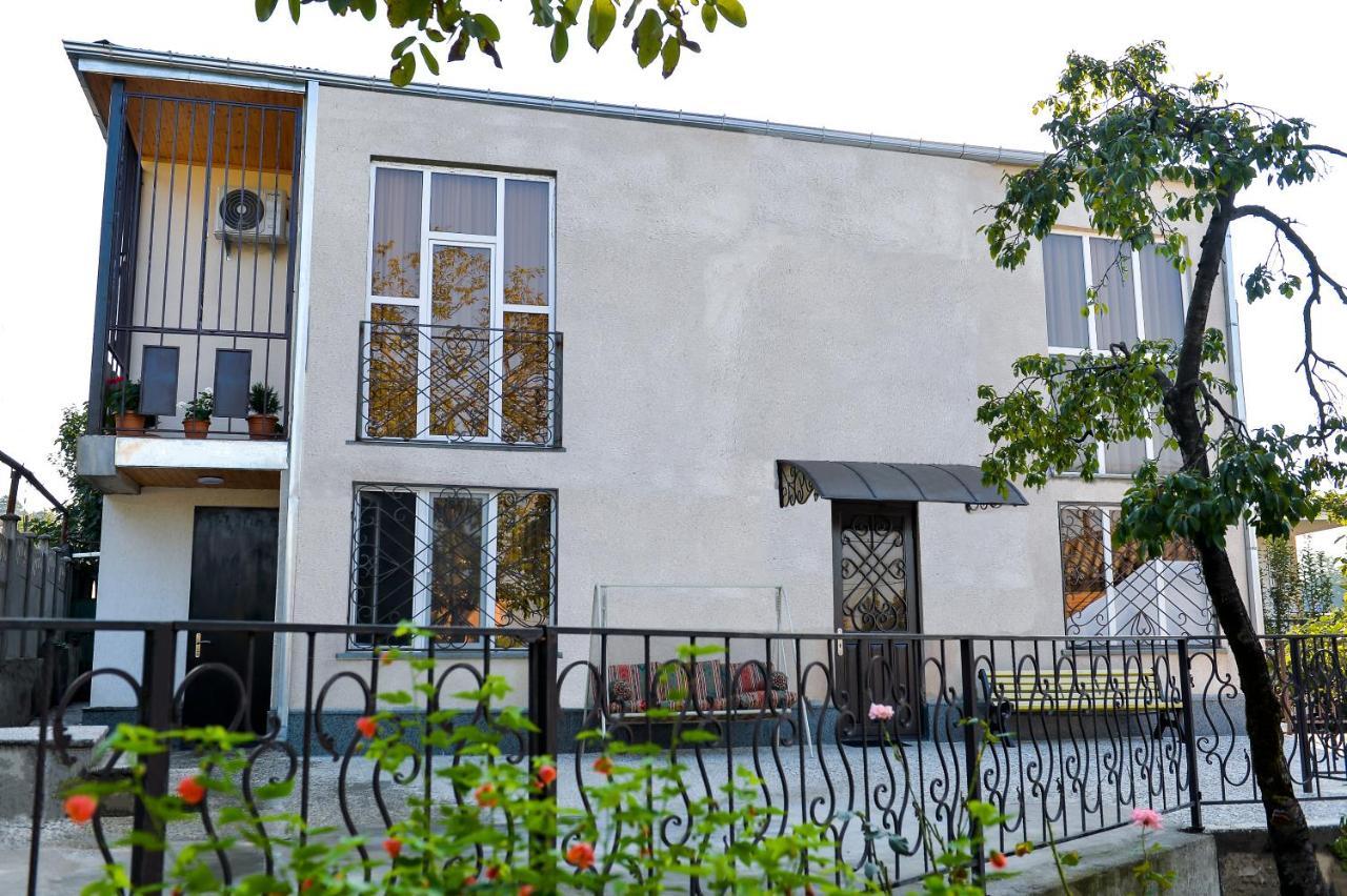 Gold Guest House Kutaisi Exteriör bild