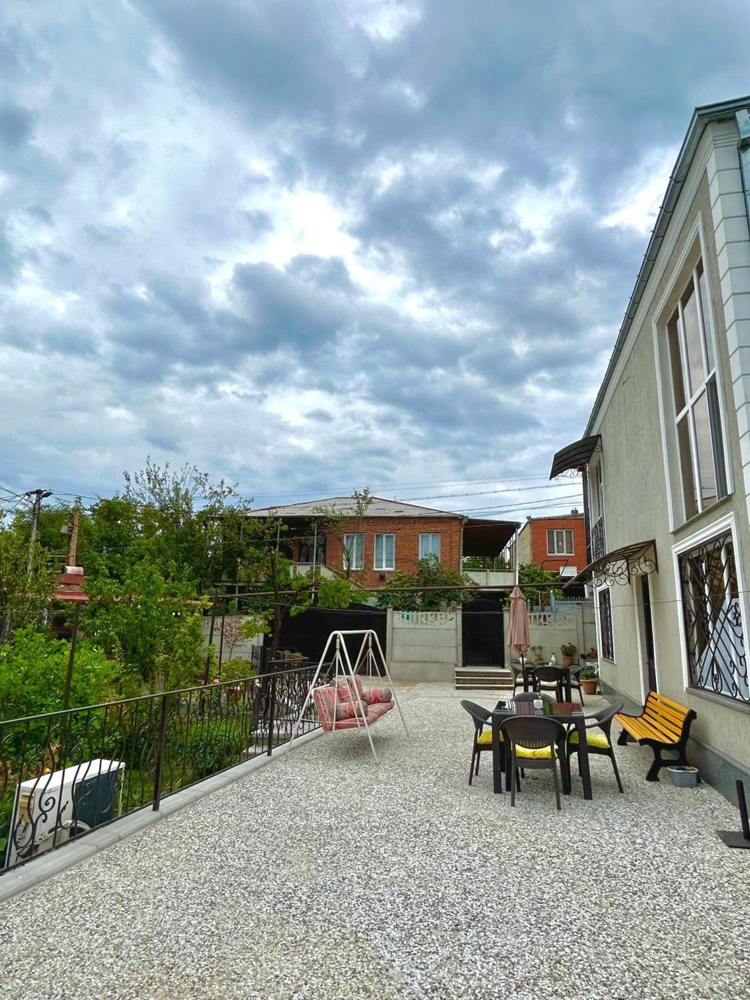 Gold Guest House Kutaisi Exteriör bild