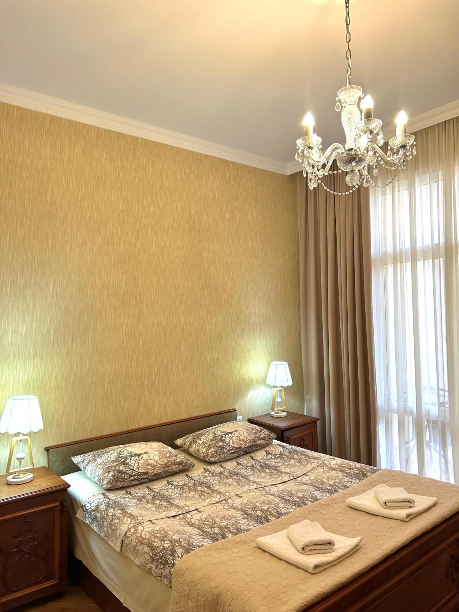 Gold Guest House Kutaisi Exteriör bild